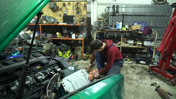 Mechanik Staví Instaluje Systém Sání Studeného Vzduchu Unášený Vůz Turbovrtulovým — Stock video