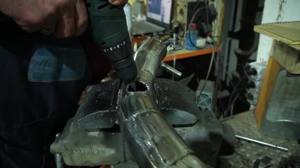Ślusarz Wykonuje Wiercenia Metalu Wykonując Niestandardowe Części Kolektora Wydechowego Samochodu — Wideo stockowe
