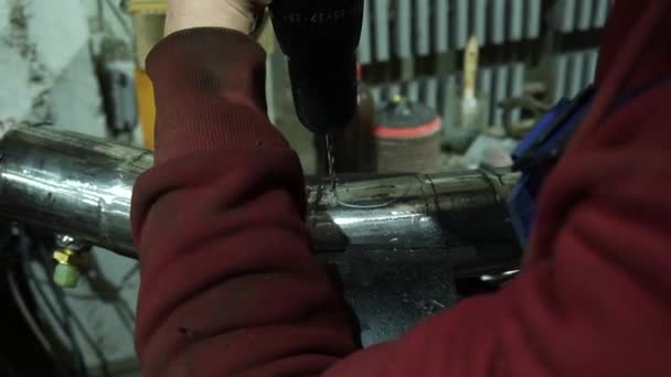 Ein Schlosser Führt Metallbohrungen Durch Und Fertigt Maßgeschneiderte Teile Für — Stockvideo