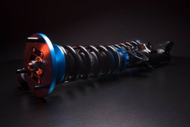 Otomatik süspansiyon ayarlama bobinleri şok emiciler ve koyu arkaplan üzerinde bir spor drift araba için mavi yaylar