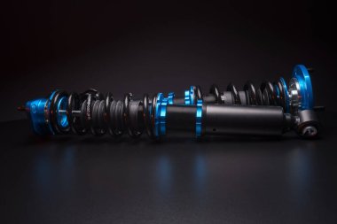 Otomatik süspansiyon ayarlama bobinleri şok emiciler ve koyu arkaplan üzerinde bir spor drift araba için mavi yaylar