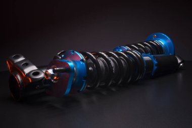 Otomatik süspansiyon ayarlama bobinleri şok emiciler ve koyu arkaplan üzerinde bir spor drift araba için mavi yaylar