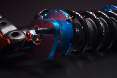 Otomatik süspansiyon ayarlama bobinleri şok emiciler ve koyu arkaplan üzerinde bir spor drift araba için mavi yaylar