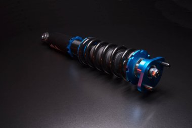 Otomatik süspansiyon ayarlama bobinleri şok emiciler ve koyu arkaplan üzerinde bir spor drift araba için mavi yaylar