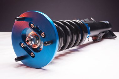 Otomatik süspansiyon ayarlama bobinleri şok emiciler ve koyu arkaplan üzerinde bir spor drift araba için mavi yaylar