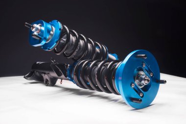 Otomatik süspansiyon ayarlama bobinleri şok emiciler ve koyu arkaplan üzerinde bir spor drift araba için mavi yaylar