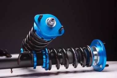 Otomatik süspansiyon ayarlama bobinleri şok emiciler ve koyu arkaplan üzerinde bir spor drift araba için mavi yaylar