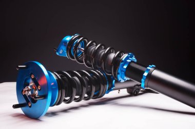 Otomatik süspansiyon ayarlama bobinleri şok emiciler ve koyu arkaplan üzerinde bir spor drift araba için mavi yaylar