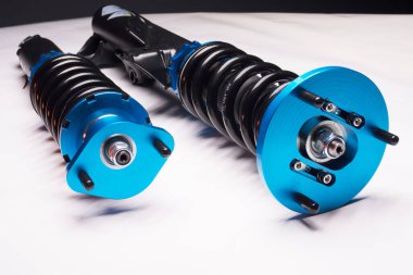 Otomatik süspansiyon ayarlama bobinleri şok emiciler ve koyu arkaplan üzerinde bir spor drift araba için mavi yaylar