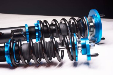 Otomatik süspansiyon ayarlama bobinleri şok emiciler ve koyu arkaplan üzerinde bir spor drift araba için mavi yaylar