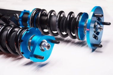 Otomatik süspansiyon ayarlama bobinleri şok emiciler ve koyu arkaplan üzerinde bir spor drift araba için mavi yaylar