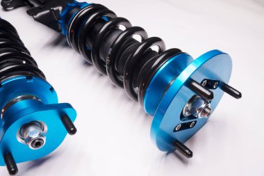 Otomatik süspansiyon ayarlama bobinleri şok emiciler ve koyu arkaplan üzerinde bir spor drift araba için mavi yaylar