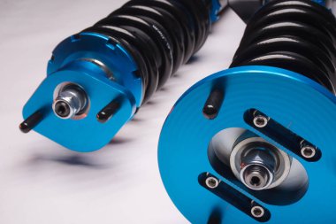 Otomatik süspansiyon ayarlama bobinleri şok emiciler ve koyu arkaplan üzerinde bir spor drift araba için mavi yaylar