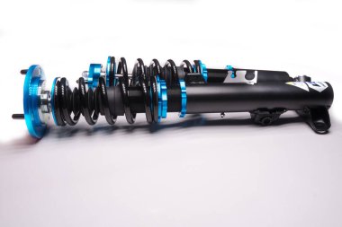 Otomatik süspansiyon ayarlama bobinleri şok emiciler ve koyu arkaplan üzerinde bir spor drift araba için mavi yaylar