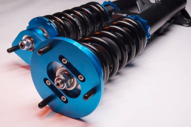 Otomatik süspansiyon ayarlama bobinleri şok emiciler ve koyu arkaplan üzerinde bir spor drift araba için mavi yaylar