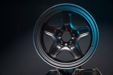 Havalı spor matte gri araba jantları, akort ve sürüklenme yarışmaları için mavi ışıkla aydınlatılmış geniş kaynaklı.