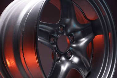 şık spor matte gri araba jantları akort ve sürüklenme yarışmaları için kırmızı ışıkla aydınlatılmış kaynakla güçlendirilmiş.