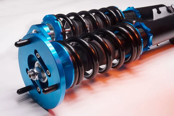 Otomatik süspansiyon ayarlama bobinleri şok emiciler ve koyu arkaplan üzerinde bir spor drift araba için mavi yaylar