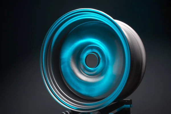 回転時の動きのブレ効果のための青の光長露出の写真によって照らされたスポーティーな金属グレーの車のリム — ストック写真