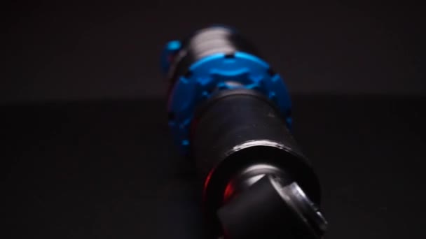 黑暗背景下跑车自动悬架调谐线圈震动吸振器和弹簧蓝色 — 图库视频影像