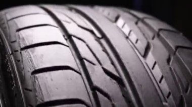 siyah araba lastikleri yolda giderken tekerlekleri döndürür beyaz çekim videosu uzun pozlama etkisi yapar