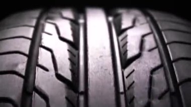siyah araba lastikleri yolda giderken tekerlekleri döndürür beyaz çekim videosu uzun pozlama etkisi yapar