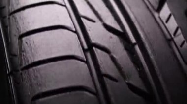 siyah araba lastikleri yolda giderken tekerlekleri döndürür beyaz çekim videosu uzun pozlama etkisi yapar