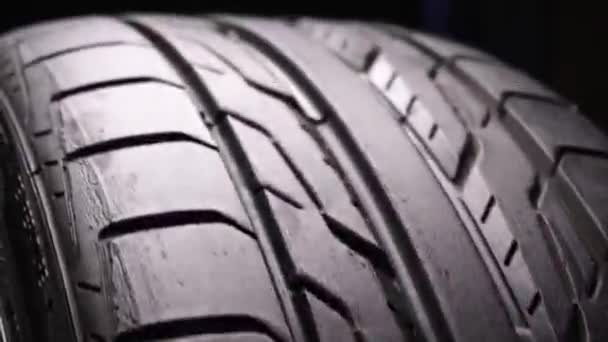 Neumáticos Coche Negro Para Conducir Carretera Girando Ruedas Coche Vídeo — Vídeos de Stock