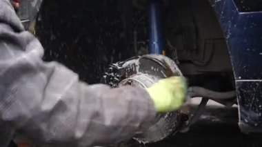 Arabayı, aracı genişletmek için tekerlek uzayaracı kurulumuna hazırlıyorum.