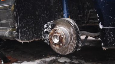 Arabayı, aracı genişletmek için tekerlek uzayaracı kurulumuna hazırlıyorum.