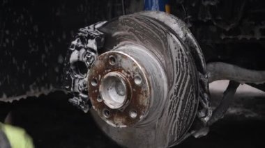 Arabayı, aracı genişletmek için tekerlek uzayaracı kurulumuna hazırlıyorum.