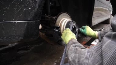 Arabayı, aracı genişletmek için tekerlek uzayaracı kurulumuna hazırlıyorum.