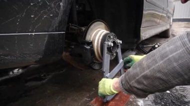 Arabayı, aracı genişletmek için tekerlek uzayaracı kurulumuna hazırlıyorum.