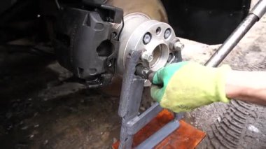 Arabayı, aracı genişletmek için tekerlek uzayaracı kurulumuna hazırlıyorum.