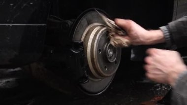 Arabayı, aracı genişletmek için tekerlek uzayaracı kurulumuna hazırlıyorum.