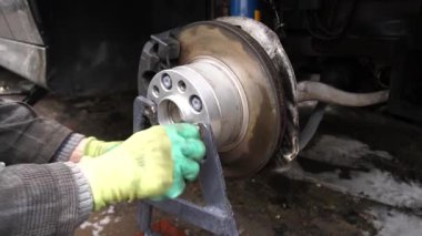 Arabayı, aracı genişletmek için tekerlek uzayaracı kurulumuna hazırlıyorum.
