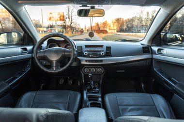 Ön ve arka koltuklarda yeni bir araba yok.