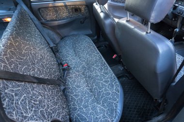 Ön ve arka koltuklarda yeni bir araba yok.