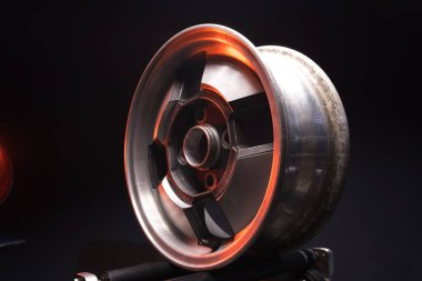 Eski arabanın tekerlekleri titanyum jantlar eski ışık alaşımlı karanlık bir odada uzun pozlu fotoğraf.