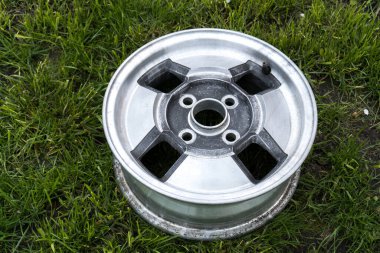 Eski arabanın tekerlekleri titanyum jantlar sokakta yeşil çimlerde retro alaşım