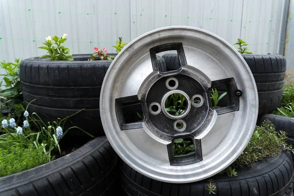 Eski Arabanın Tekerlekleri Titanyum Jantlar Sokakta Yeşil Çimlerde Retro Alaşım — Stok fotoğraf