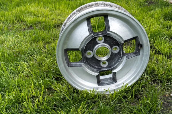 古い車の車輪チタンリム緑の芝生の路上でレトロな合金 — ストック写真