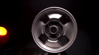 Eski arabanın tekerlekleri titanyum jantlar eski alaşımlı jantlar karanlık bir odada zaman ayarlı video çekimi.