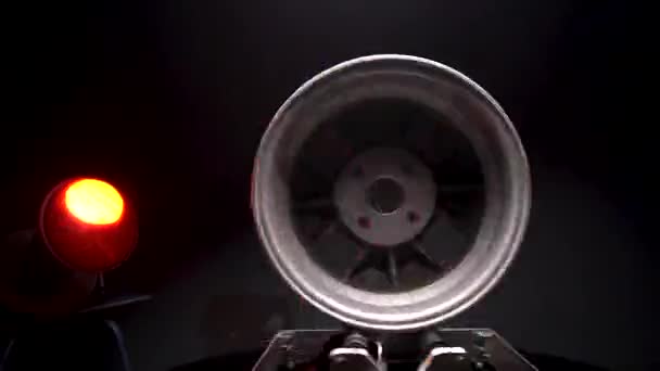 古い車のホイールチタンリム暗い部屋タイムラプスビデオ撮影でレトロ合金ホイール — ストック動画