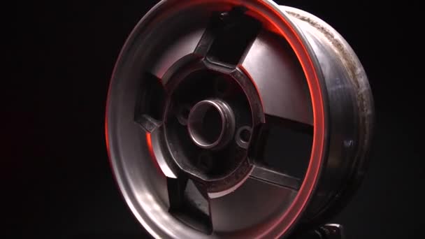 Старі Автомобільні Колеса Титанові Диски Ретро Сплавні Колеса Темній Кімнаті — стокове відео