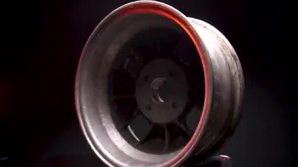 Старые Диски Автомобиля Титановые Диски Ретро Сплава Колеса Темной Комнате — стоковое видео