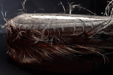 Araba diskleri, yazın avluda sürülen bir arabanın patinajından sonra dönüyor.