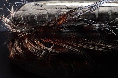 Araba diskleri, yazın avluda sürülen bir arabanın patinajından sonra dönüyor.