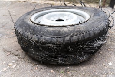 Araba diskleri, yazın avluda sürülen bir arabanın patinajından sonra dönüyor.