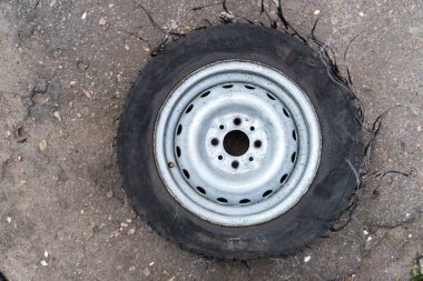 Araba diskleri, yazın avluda sürülen bir arabanın patinajından sonra dönüyor.